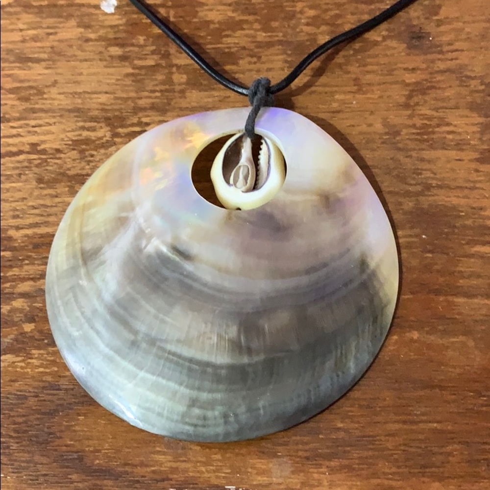 Oversized Retro Shell Necklace - Picture 2 of 5